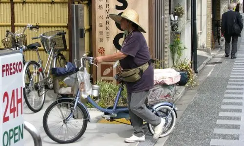 woman-on-a-bike-in-the-streets-of-kyoto