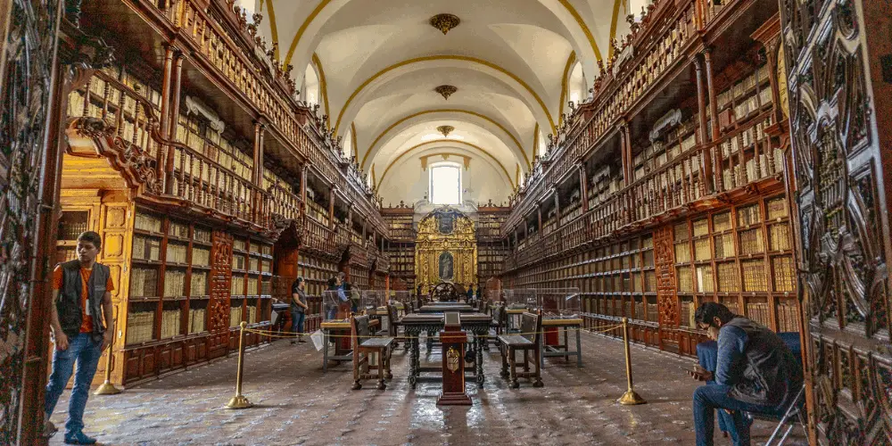 A view of the Biblioteca Palafoxiana in Puebla, Mexico.