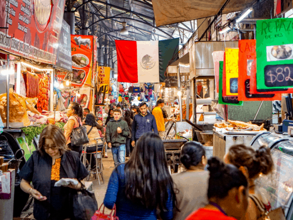 People walking and buying things at the Mercado Municipal San Pedro, Cholula